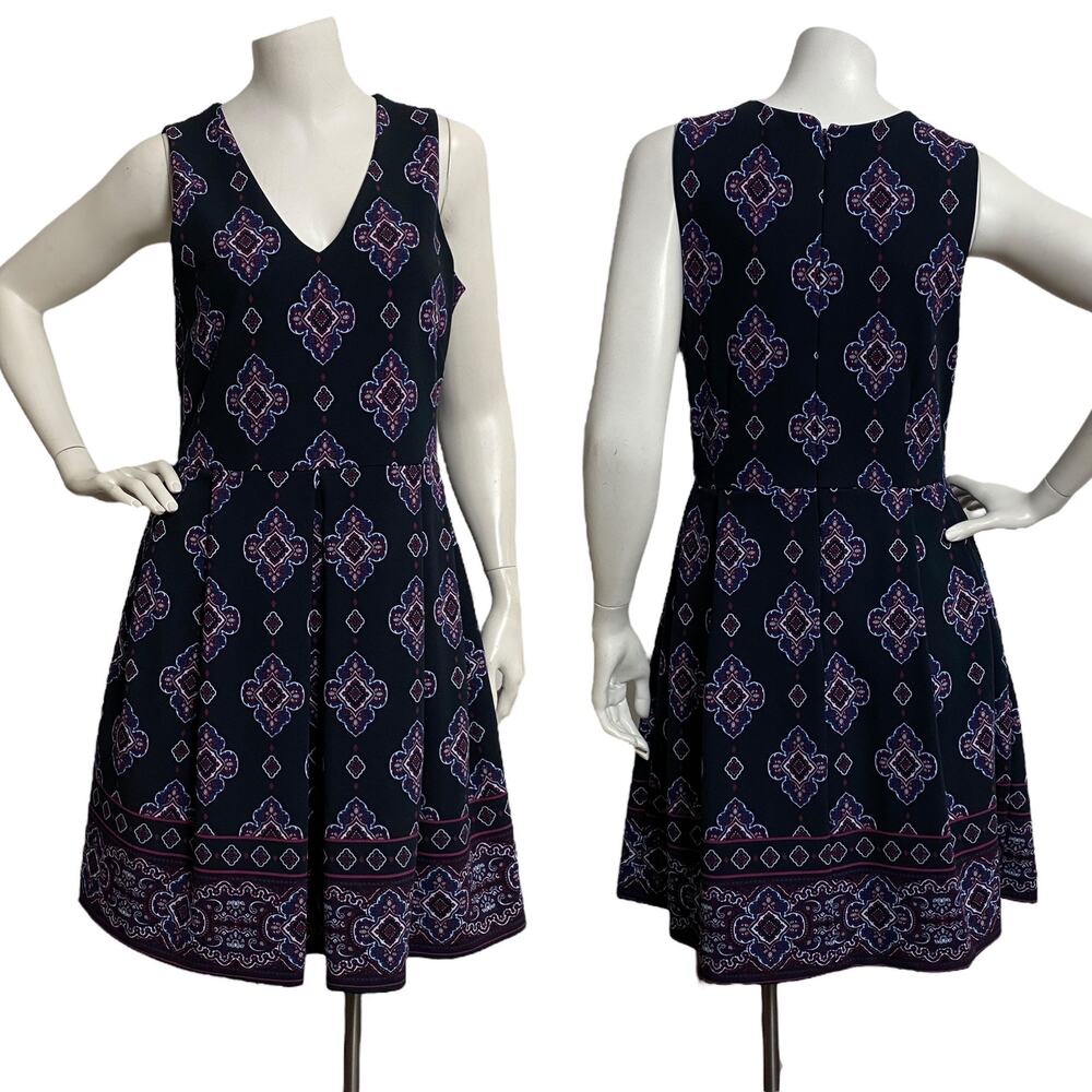 Banana‎ Republic Women's Fit & Flare Dress size 6 V-neck Plated Floral Printed